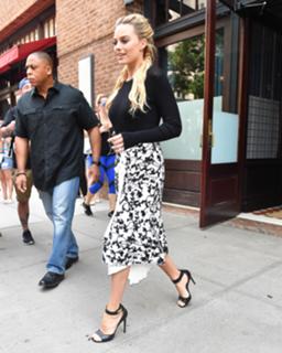 Margot Robbie feet photo thumbnail