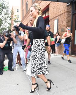 Margot Robbie feet photo thumbnail