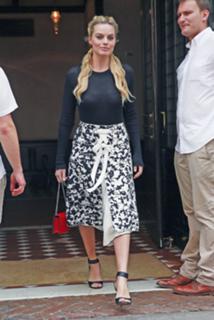 Margot Robbie feet photo thumbnail
