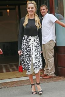 Margot Robbie feet photo thumbnail