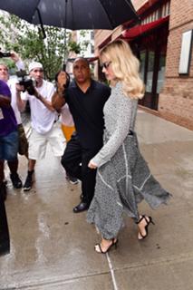 Margot Robbie feet photo thumbnail