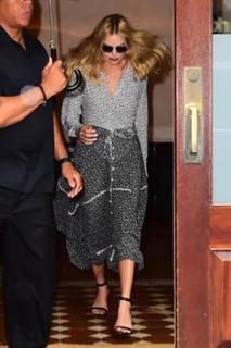 Margot Robbie feet photo thumbnail