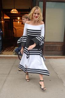 Margot Robbie feet photo thumbnail