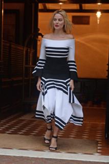 Margot Robbie feet photo thumbnail