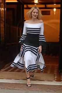 Margot Robbie feet photo thumbnail