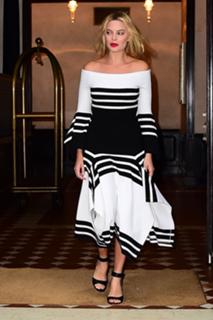 Margot Robbie feet photo thumbnail