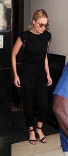 Margot Robbie feet photo thumbnail