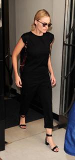 Margot Robbie feet photo thumbnail
