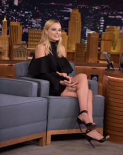 Margot Robbie feet photo thumbnail