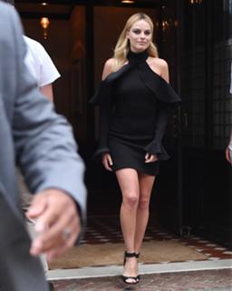 Margot Robbie feet photo thumbnail