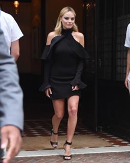 Margot Robbie feet photo thumbnail