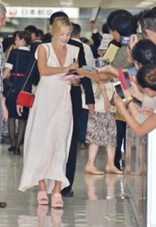 Margot Robbie feet photo thumbnail
