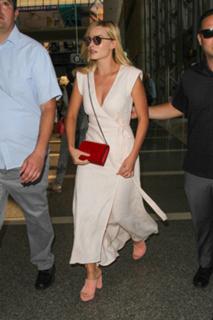 Margot Robbie feet photo thumbnail