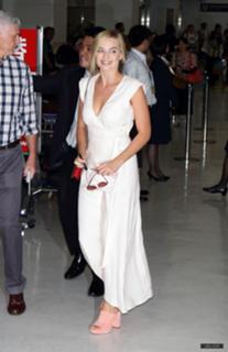 Margot Robbie feet photo thumbnail