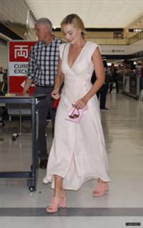 Margot Robbie feet photo thumbnail
