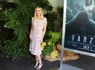 Margot Robbie feet photo thumbnail