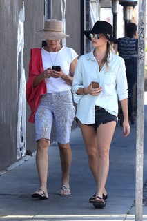 Margot Robbie feet photo thumbnail
