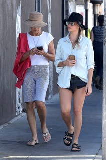 Margot Robbie feet photo thumbnail