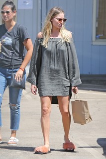 Margot Robbie feet photo thumbnail