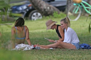 Margot Robbie feet photo thumbnail