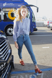 Margot Robbie feet photo thumbnail