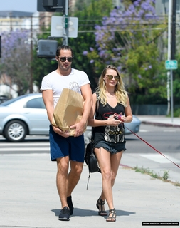 Margot Robbie feet photo thumbnail