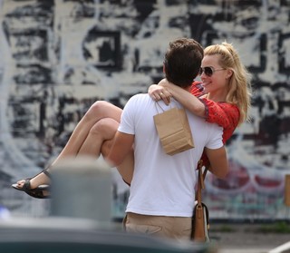 Margot Robbie feet photo thumbnail