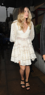 Margot Robbie feet photo thumbnail