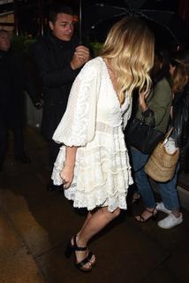 Margot Robbie feet photo thumbnail