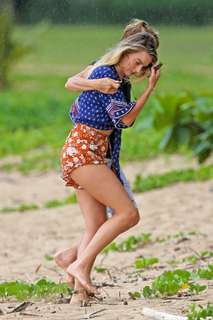 Margot Robbie feet photo thumbnail