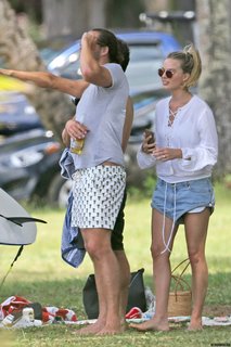 Margot Robbie feet photo thumbnail