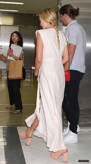 Margot Robbie feet photo thumbnail
