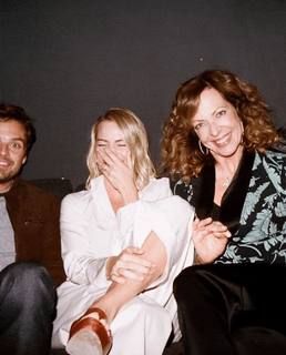 Margot Robbie feet photo thumbnail