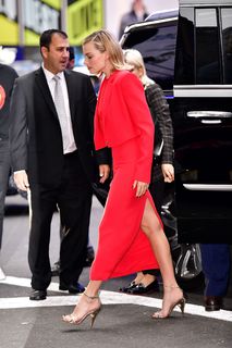 Margot Robbie feet photo thumbnail