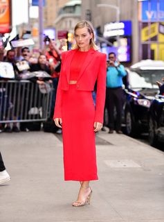 Margot Robbie feet photo thumbnail
