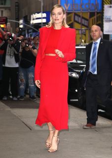 Margot Robbie feet photo thumbnail