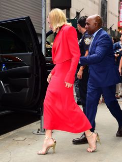 Margot Robbie feet photo thumbnail