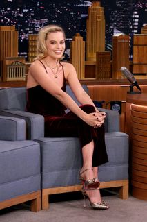 Margot Robbie feet photo thumbnail