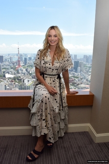 Margot Robbie feet photo thumbnail