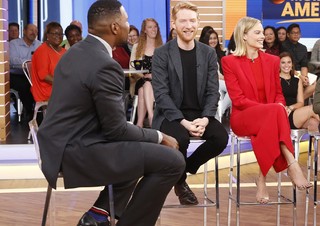 Margot Robbie feet photo thumbnail