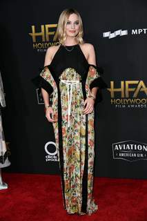 Margot Robbie feet photo thumbnail