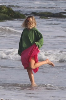 Margot Robbie feet photo thumbnail