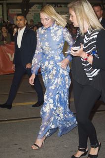 Margot Robbie feet photo thumbnail