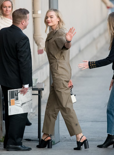 Margot Robbie feet photo thumbnail