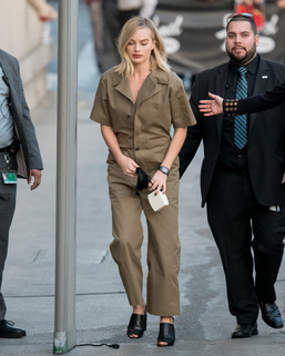 Margot Robbie feet photo thumbnail