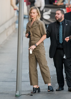 Margot Robbie feet photo thumbnail