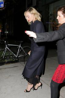 Margot Robbie feet photo thumbnail