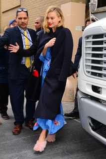 Margot Robbie feet photo thumbnail