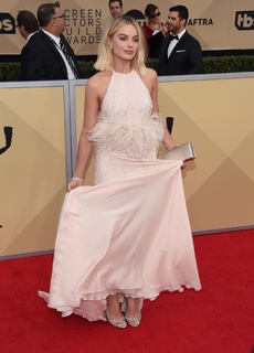 Margot Robbie feet photo thumbnail