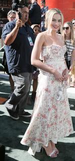 Margot Robbie feet photo thumbnail